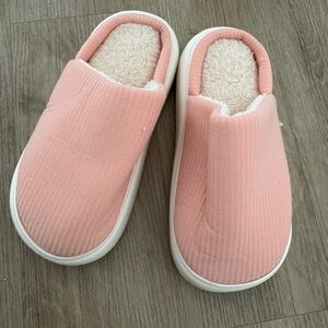 THE CLOUDIES - FLUMMYS SLIDES
Pink Ribbed Slip-On House Slippers